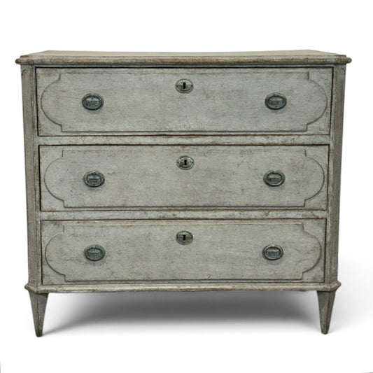 Gustavian Style Chest of Drawers in a Light Grey Finish
